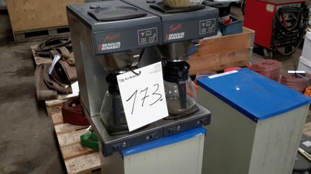 Kaffeemaschine und zwei Abfallbehälter
