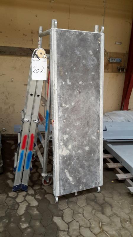 Rolling scaffolding with plate and rise.