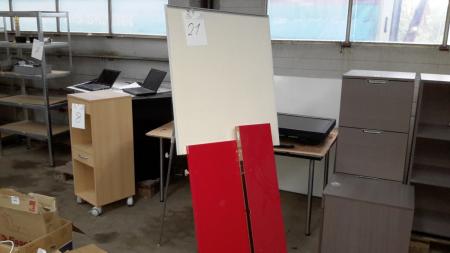 Weiße Tabelle Whiteboard auf Stativ und 2. rot Regalen.