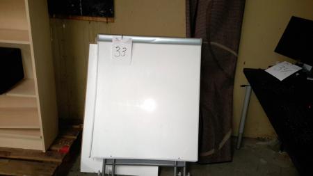 Whiteboard auf Stativ und verschiedene Regale.