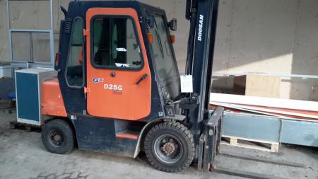Doosan D 25 G Truck, hours: 1855 with side shift and fork positioners.