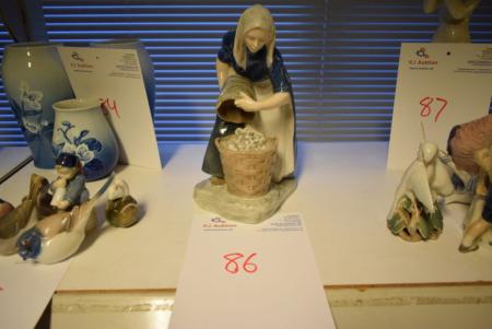 Porcelain figurine, wench