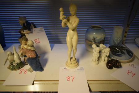 Porcelain figurine, mother / child 3 towers