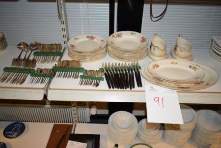 Div. Sølvbestik til 12 pers + 12 knive, 4 fade, 2 stk. sovseskåle, 11 flade og 11 dybe tallerkner