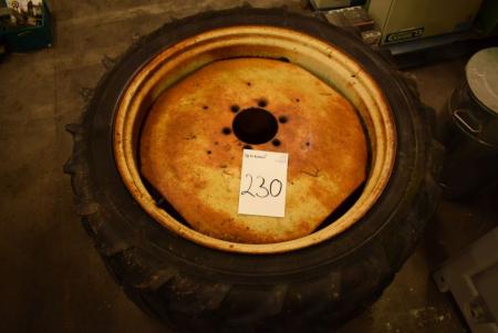 2 pcs. tractor tires m. 9.5r36 rim, with 6-hole rim navhul 16 cm