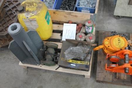 Div parts, about 10 liters of acetone, sanding belts, 3 cans Tangit cleaning fluid, 4 x 5 m roller chain 5/8 "bench grinder and foot in recycled plastic f embedment