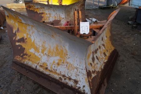 V-plow with three point linkage. Width 316 cm