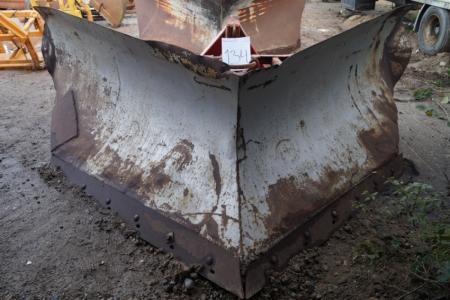 V-plow with three point linkage. Width 310 cm