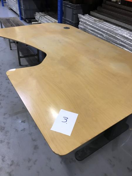 Schreibtisch Steh- / Sitz mit Schäden in Tisch