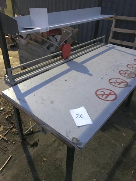 Packing table with the cutting line