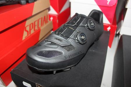 1 pair of cycling shoes str. 43 "new price in store in 2995, -"