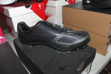 1 pair of cycling shoes str. 44