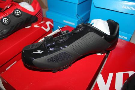 1 pair of cycling shoes str. 44