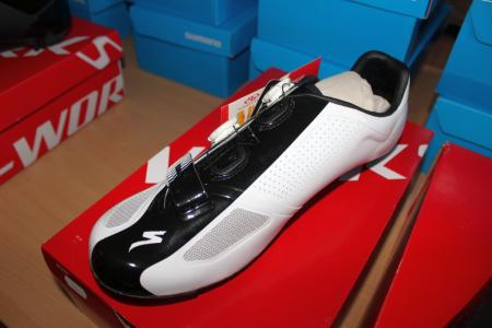 1 pair of cycling shoes str. 47