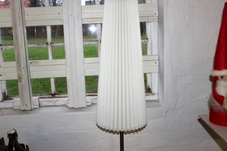 Floor lamp with pleated screen