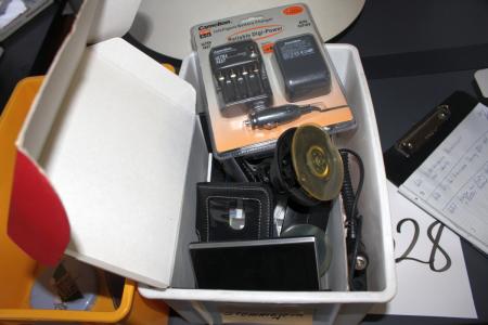 Box mit GPS-Zubehör + Uhren + Batterieladegeräte, usw.