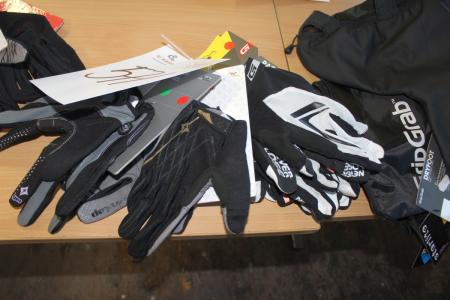 4 pair of bike gloves str. L