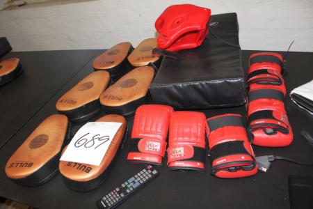 Boxing Gloves, sparingspude and helmet