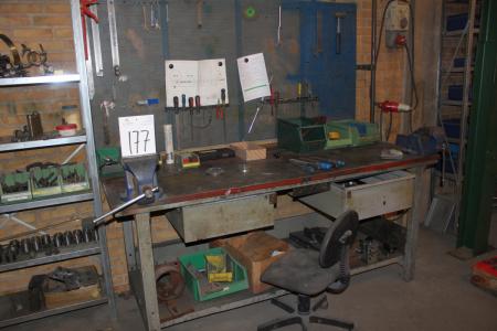 File bench with 2 vice and drawers with contents