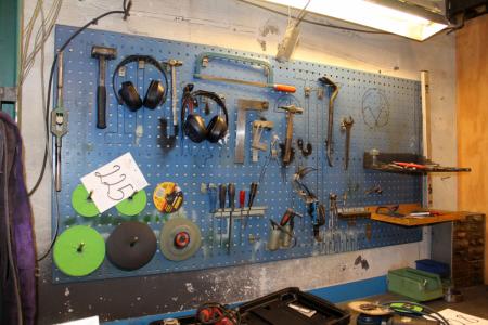 Workshop board with content + bookcase containing various grinding equipment