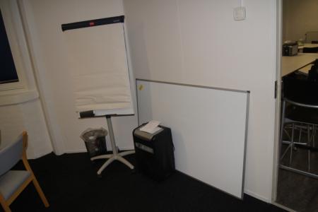 1 stk. whiteboard, 1 stk. makulator og 1 stk. flipover