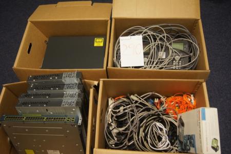 Diverse kasser med Cisco 48 porte switches