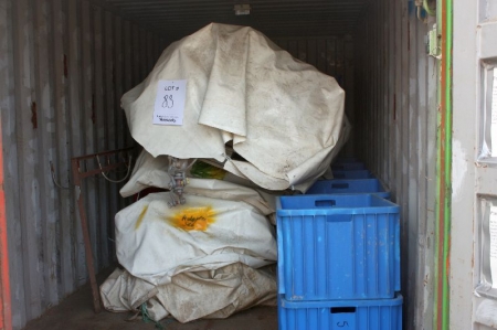 Content in container: lashing and plastic boxes