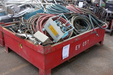 Waiste container, app. 4 x 2.5 meter. Max. load: 5 ton. Including welding cables, power cables and more
