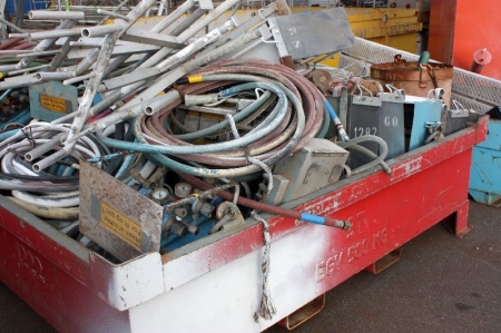 Waiste container, app. 4 x 2.5 meter. Max. load: 5 ton. Including welding cables, power cables and more
