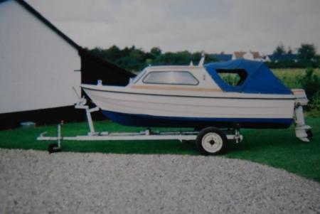 Crescent boat, 14 food, 4.3 meters, 35 hp Johnson. Boat trailer's ancestry. Superstructure can be opened in the middle