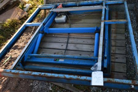 Lift table, lifting height approximately 50 cm. 260 x 260 cm