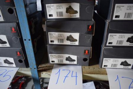 3 pairs of safety shoes paragraph. 42