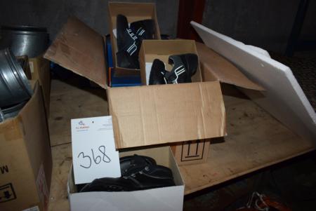 9 pairs of safety shoes + 1 pair støvlletter