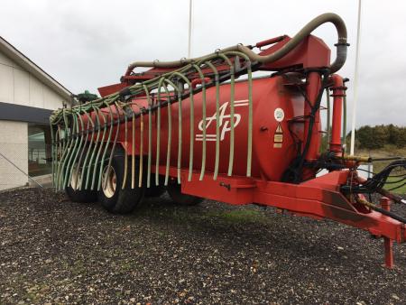Slurry tanker with a crane and a 20 meter boom, 20000 liters year. 2002