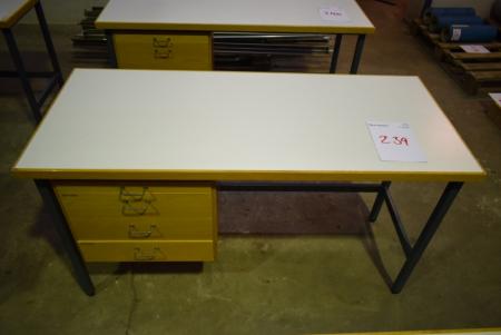 Skrivebord med 4 skuffer. Skufferne kan flyttes, 60 x 140 cm