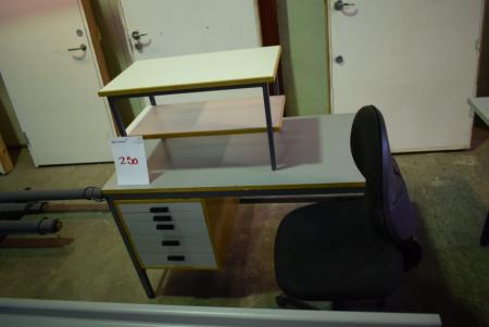 Skrivebord med 5 skuffer. Skufferne kan flyttes 60 x 120 cm + lille reol 39 x 70 cm + kontorstol