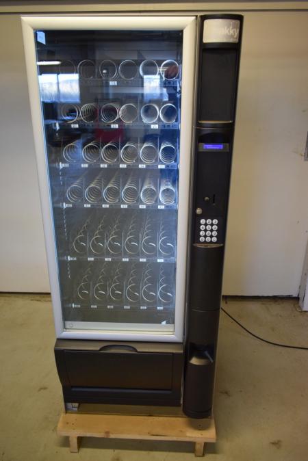 Automat til snacks og drikkevarer til møntindkast, mrk. Snakky .Ny, uden nøgle.Automaten er åbnet og der kan skiftes cylinder. Nypris kr. 23.000,- 