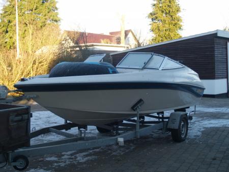 Powerboat Crownline 176 BR Bowrider w / trailer. Beige / green 7 pers. Year 1997 launched the first time in May 1999 Motor: 1. Mercruiser 3.0 LX 135 hp. Inboard sail max. 200 hours Trailer: Sealandia Inter Trailer, reg. first 07/05/99, total kg. 1