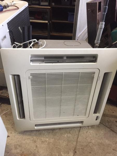 Sanyo air conditioning. Suitable for small shop. The liquid is driven back in the compressor