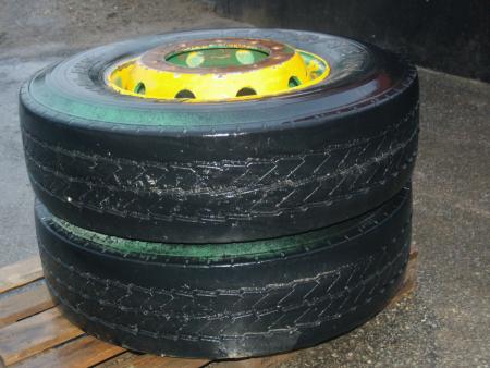 2 pieces tires 12R22.5