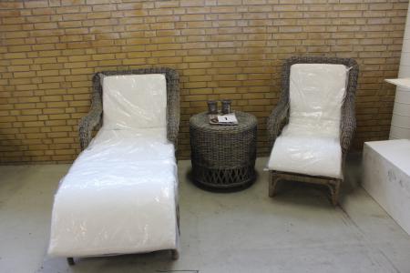 Havemøbel sæt med bord, chaisselong stol, havestol med skammel og lysestager.
