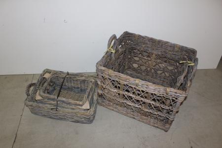 5 baskets, 2 large with 2 handles 3 small outside.