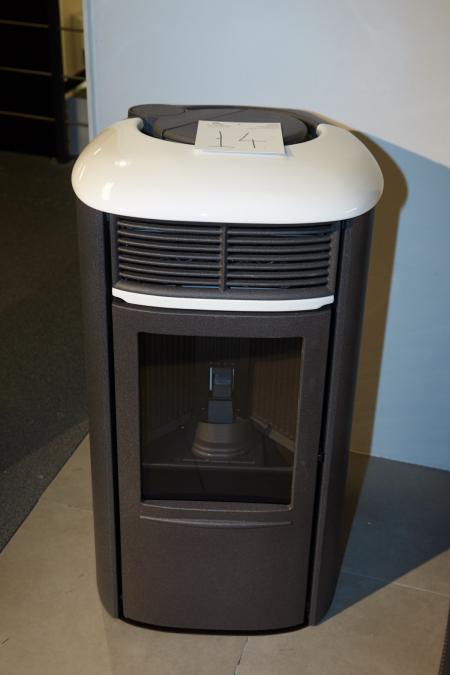 Pellet stove Edilkamin Aris. Unused pellet stove with self-cleaning combustion chamber produced in 2016. H: 53cm x W: 55cm x D: 97 cm. Operating Area 8 kW. Weight 165 kg. Possibility for top outlet.