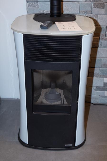 Pellet stove Edilkamin Mya. Use demo pellet stove in white glass, which is a 2014 model, but produced in 2015. H: 96 cm B: 50 cm D: 56 cm Operating range 2- 6.5 kW. Weight 183 kg. Possibility for top outlet.