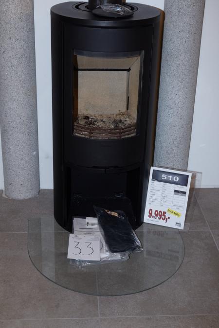 Wood stove, Contura 510. Use demo stove in black with accompanying glass hearth plate. H: 101 cm x W 49.6 cm x D: 43.8. Operational area 3-7 kW. Weight 100 kg.