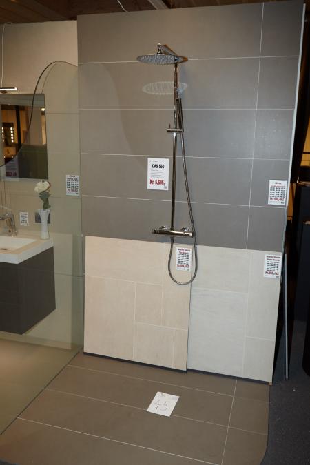 Complete Cassøe Cas 550 shower set with thermostatic, shower head and hand shower in chrome-plated brass. Højjusterbar hand shower. Head shower size: Ø 25 cm. Includes three paragraphs. exhibition tiles 79.5 x 89.5 cm and a glass wall of 208 x 119 cm. mus