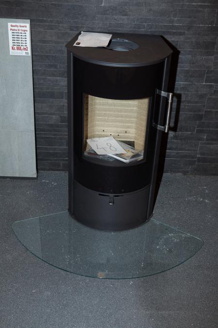 Fireplace, Rais Rina. Unused stove in black / gray with accompanying glass hearth plate. H: 90.2 cm x W 46.4 cm x D: 41 cm. Operational area 2-6 kW. Weight 105 kg.