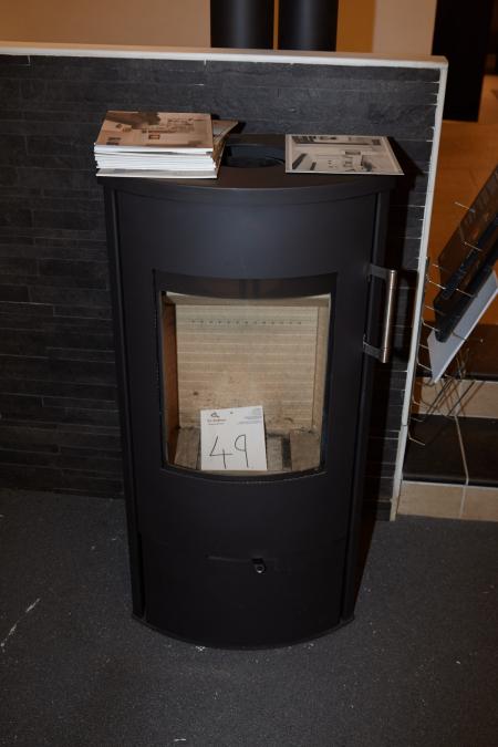 Fireplace, Rais Epoca. Use demo stove in black / gray. H: 109.5 cm x W 53.2 cm x D: 39.1 cm. Operational area 4-8 kW. Weight 120 kg.