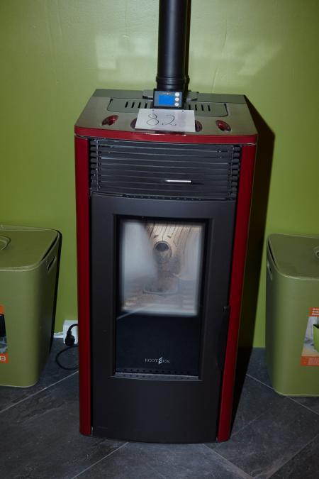 A pellet stove, Ecoteck Mavi. Use demo pellet stove in red. H: 95.4 cm x W: 45cm x D: 50.6 cm. Operational area 3-6 kW. Weight 100 kg. With top outlet. Further specifications can be found in the link: http://www.ecoteck.dk/pilleovne/konvektion/ecoteck-mav