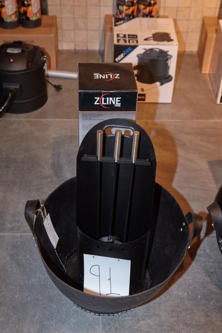 1 piece. minor wear environmentally friendly wood basket of tires (Dacarr, designer MUUBS) and 1. unused fireplace set in black with steel handle.
